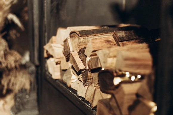Ein Stapel Brennholz in einem Kamin.